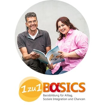 Logo des Projektes „1zu1BASICS_plus“ und ein Symbolbild mit zwei Menschen